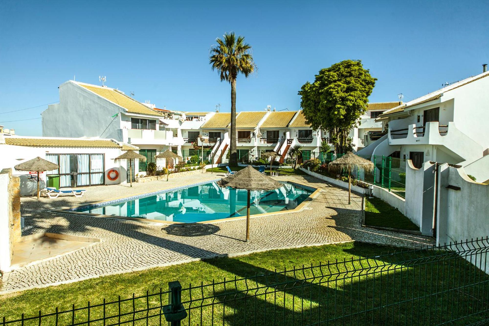 B20 - Sun And Pool * Lagos