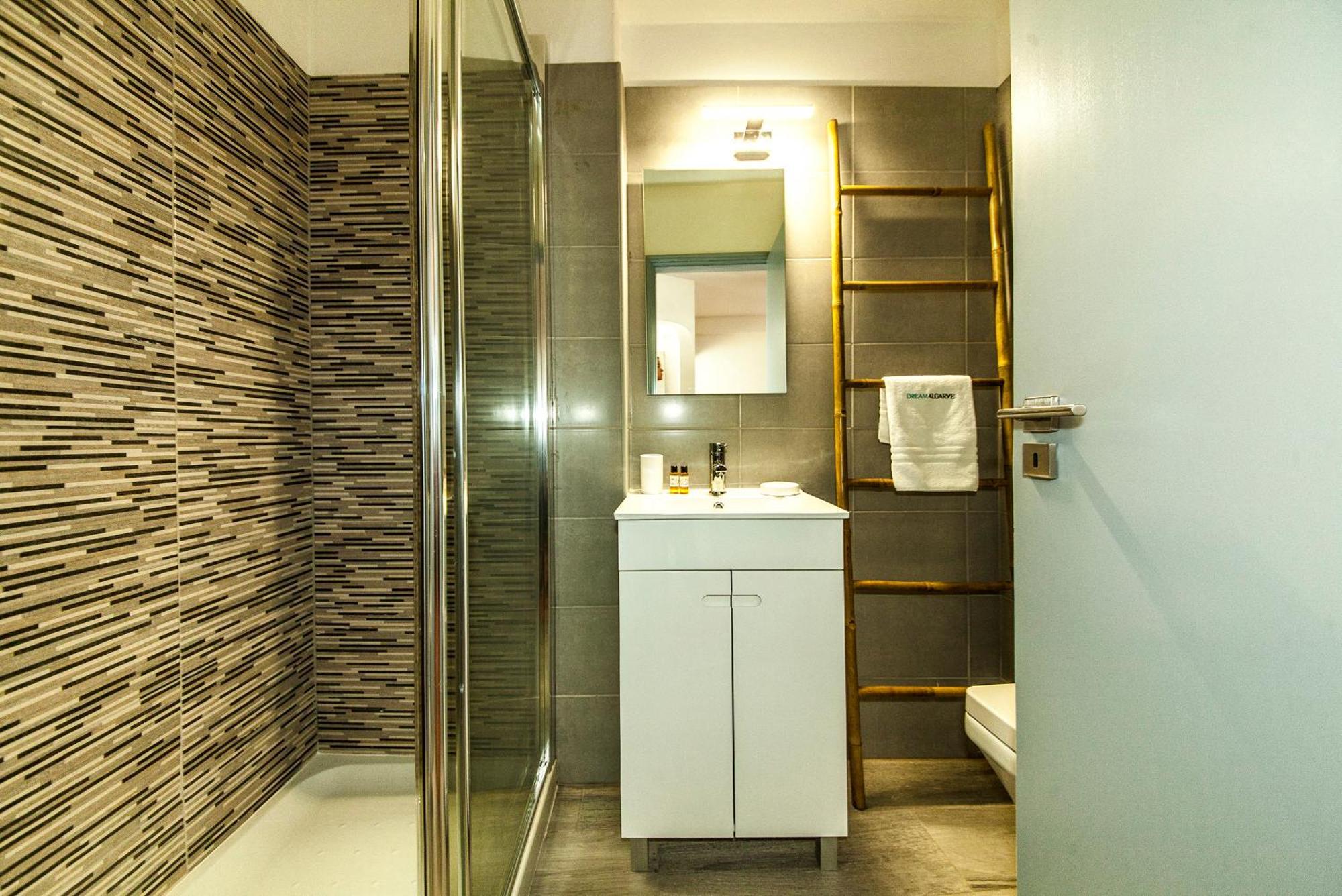 B20 - Sun And Pool Apartment