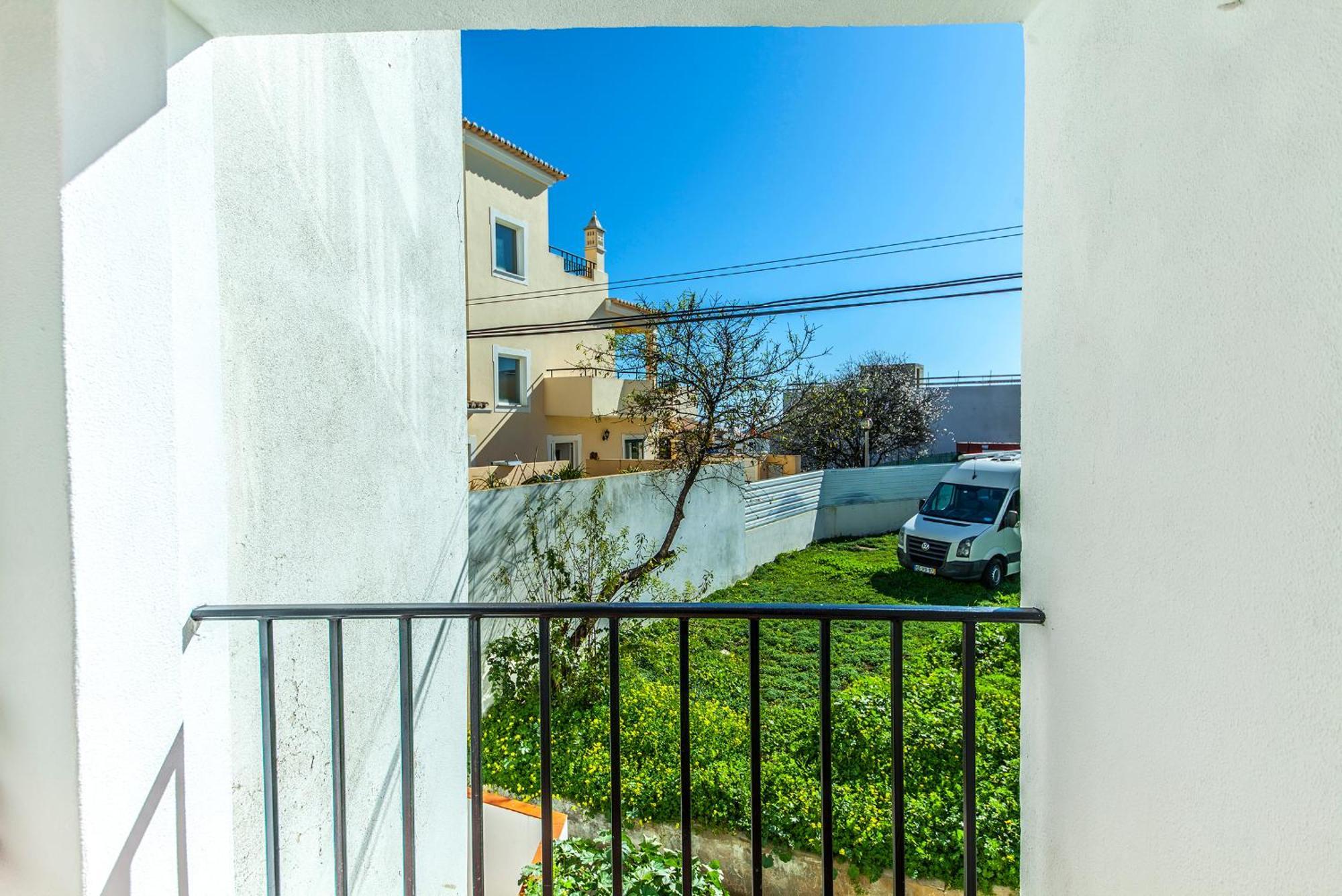B20 - Sun And Pool Apartment